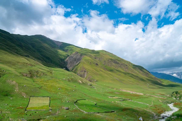 Descripción del campo de pastoreo y paisaje verde en Ushguli, Svaneti , — Foto de Stock