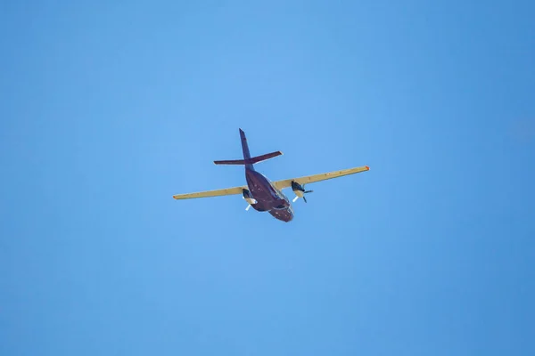 Latający samolot na błękitnym niebie. Latanie nad Svaneti, Gruzja. — Zdjęcie stockowe