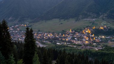 Güzel ışıklı Svan Kuleleri ile Mestia'da gece manzarası 