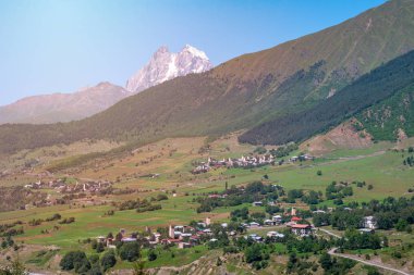 Svaneti'den güzel manzara, eski köydeki kaleler. Tepe Ushba,