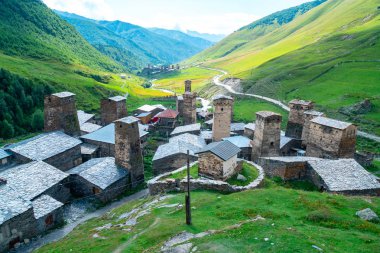 Shkhara Mt. eteklerindeki Ushguli köyünün görünümü. Resim