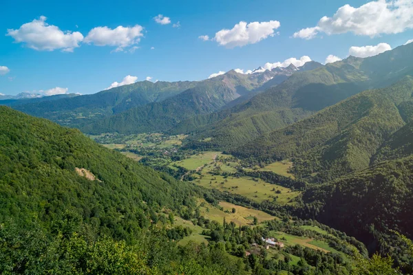 Hermosa vista del pequeño pueblo y las altas montañas en la parte alta de Svan — Foto de Stock