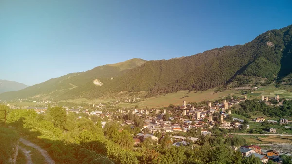 Una vista real del hermoso pueblo antiguo de Mestia. Gran lugar para trave —  Fotos de Stock