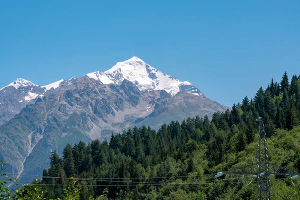 Mount Tetnuldi rises above the Great Caucasian Range in the uppe — Stock Photo, Image