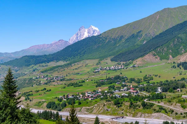 Krásný výhled ze Svaneti, hrady ve staré vesnici. Vrchol Ušba, — Stock fotografie