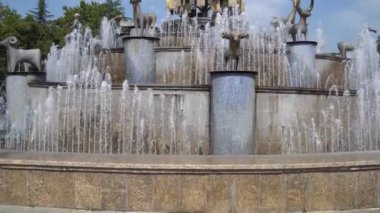Kutaisi, Gürcistan - 25.08.2019: Kutaisi'nin merkezinde ki Colchis Çeşmesi manzarası, seyahat.