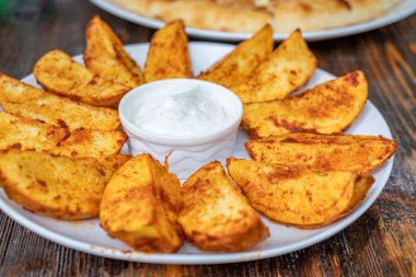 plaka üzerinde Meksika soslu kızarmış patates