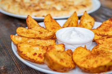 plaka üzerinde Meksika soslu kızarmış patates