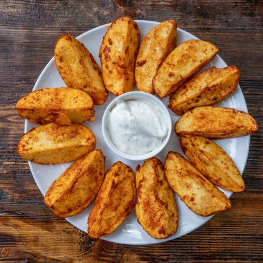 plaka üzerinde Meksika soslu kızarmış patates