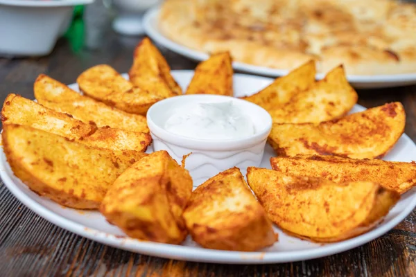 plaka üzerinde Meksika soslu kızarmış patates