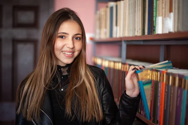 도서관에서 책을 읽는 아름다운 십대 여학생 — 스톡 사진