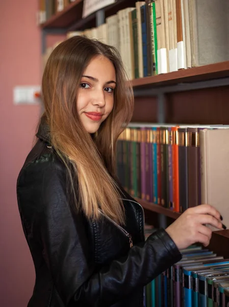 도서관에서 책을 읽는 아름다운 십대 여학생 — 스톡 사진