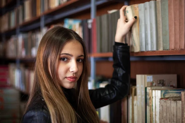 도서관에서 책을 선택하는 아름다운 십대 여학생 — 스톡 사진
