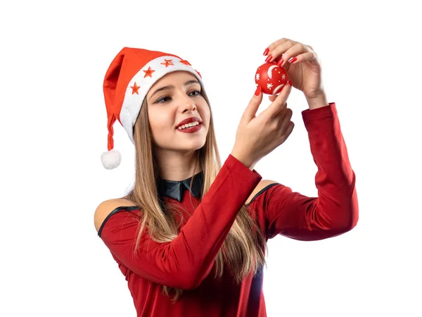 Bella ragazza in posa su sfondo bianco in abito rosso di Capodanno — Foto Stock