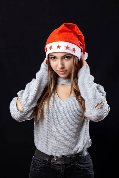 Menina bonita posando no fundo preto em roupa de Ano Novo — Fotografia de Stock