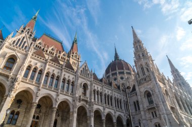 Gökyüzüne karşı Budapeşte parlamentosunun güzel görünümü, Macaristan.
