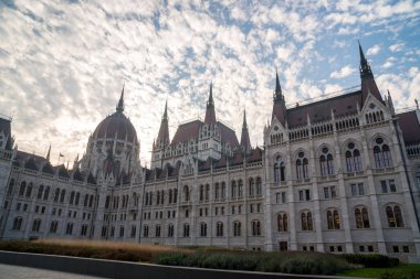 Gökyüzüne karşı Budapeşte parlamentosunun güzel görünümü, Macaristan.