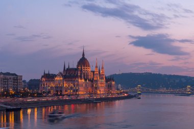Budapeşte parlamentosu nun havadan görünümü ve Sunse'deki Tuna Nehri