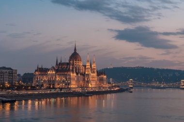 Budapeşte parlamentosu nun havadan görünümü ve Sunse'deki Tuna Nehri