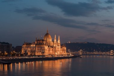 Budapeşte parlamentosu nun havadan görünümü ve Sunse'deki Tuna Nehri