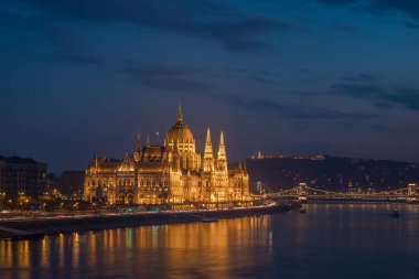 Budapeşte parlamentosu nun havadan görünümü ve Sunse'deki Tuna Nehri
