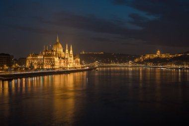 Budapeşte parlamentosu nun havadan görünümü ve Sunse'deki Tuna Nehri