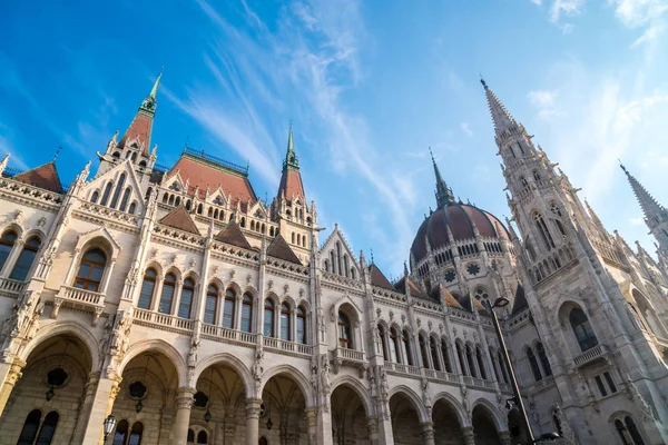 Schöne Aussicht auf Budapest Parlament gegen den Himmel, Ungarn. — Stockfoto