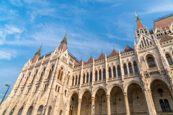 Schöne Aussicht auf Budapest Parlament gegen den Himmel, Ungarn. — Stockfoto