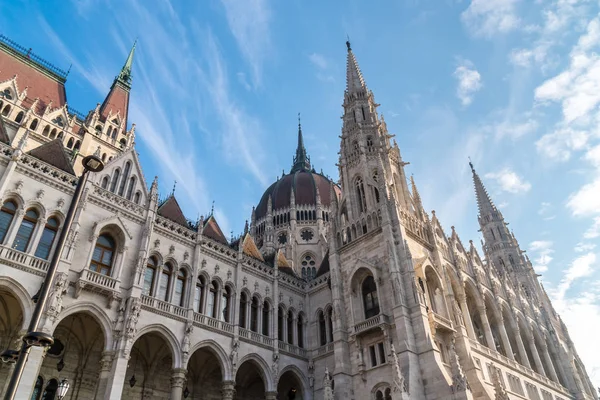 Schöne Aussicht auf Budapest Parlament gegen den Himmel, Ungarn. — Stockfoto