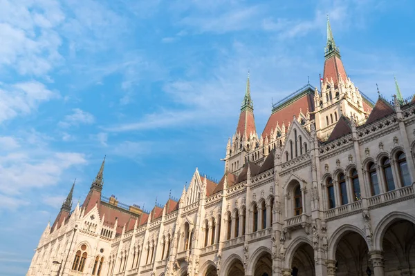 Schöne Aussicht auf Budapest Parlament gegen den Himmel, Ungarn. — Stockfoto