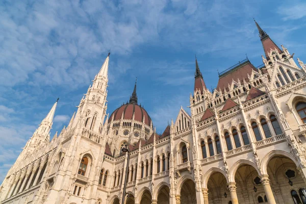 Schöne Aussicht auf Budapest Parlament gegen den Himmel, Ungarn. — Stockfoto