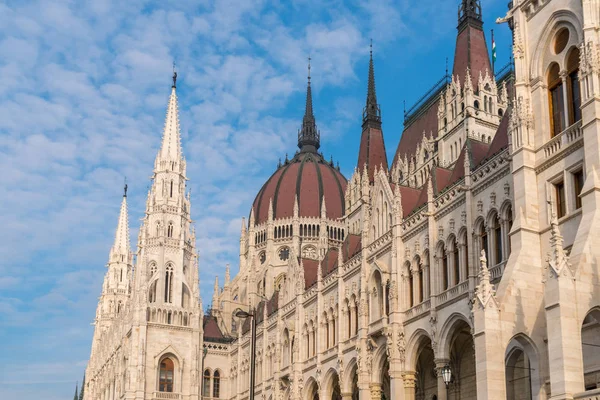 Bela vista do Parlamento de Budapeste contra o céu, Hungria . — Fotografia de Stock