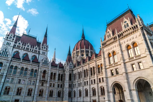 Gökyüzüne karşı Budapeşte parlamentosunun güzel görünümü, Macaristan.