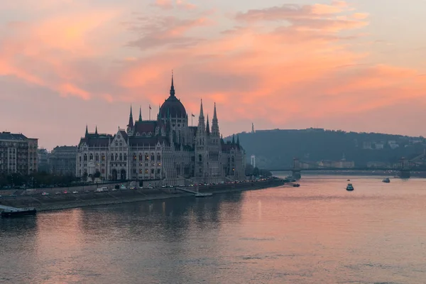 A budapesti Parlament és a Duna-parti kilátás a sunse — Stock Fotó