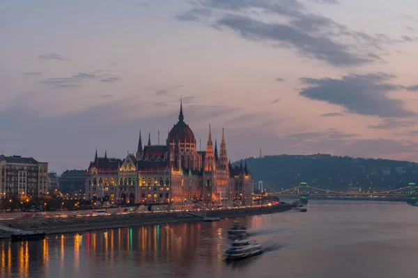 A budapesti Parlament és a Duna-parti kilátás a sunse — Stock Fotó