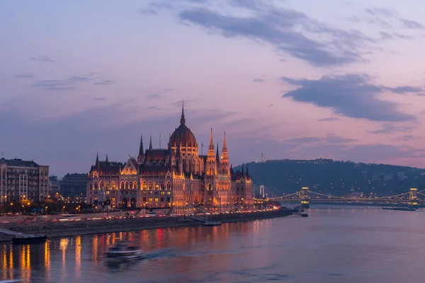 З висоти Будапештського парламенту та ріки Дунай на острові sunse — стокове фото