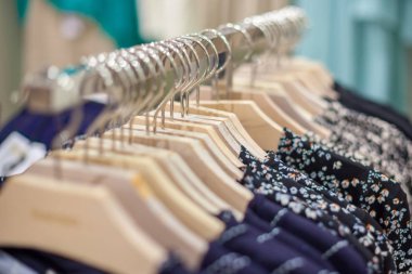 Kıyafetler rafta asılı. Mağaza shoppi giyim askısı vitrin