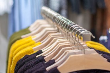 Kıyafetler rafta asılı. Mağaza shoppi giyim askısı vitrin