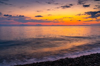 Gürcistan'da Kvariati sahilde Karadeniz'in deniz dalgaları. Güzel gün batımı. Seyahat.