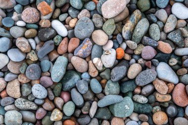 Yuvarlak ve cilalı sahil kayalıklarına yakın..