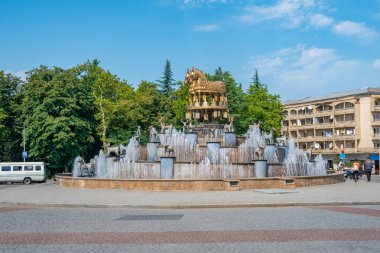 Kutaisi, Gürcistan - 21.08.2019: Colchis Çeşmesi ve Mesk'e Bakış