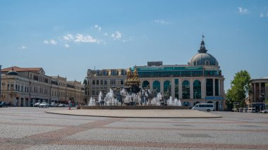 Kutaisi, Gürcistan - 21.08.2019: Colchis Çeşmesi ve cent izle