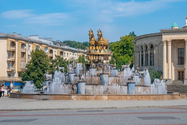 Kutaisi, Georgia - 21.08.2019: Veduta sulla Fontana della Colchide e Mesk — Foto Stock
