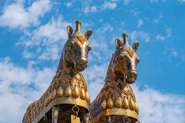 Kutaisi, Gürcistan - 21.08.2019: Kolchis'te altın atların görünümü 