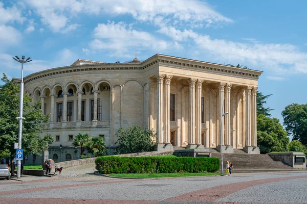 Kutaisi, Georgia - 21.08.2019: Veduta del Teatro Meskhishvili a t — Foto Stock