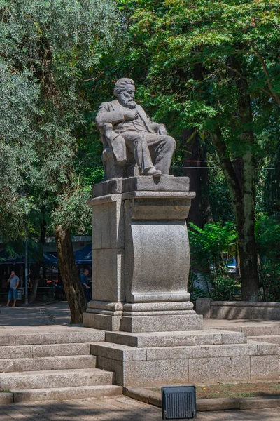 Koetaisi, Georgië-21.08.2019: standbeeld van de beroemde Georgische dichter AK — Stockfoto