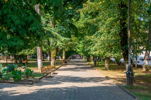 Hermosa vista del sendero peatonal en el parque central de Kutaisi, Georg —  Fotos de Stock