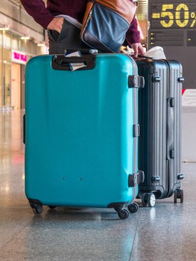 Havaalanında bavul çantasıile tek başına yürüyen yolcu.