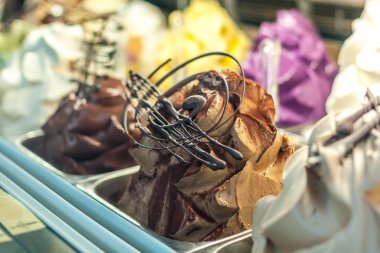 Renkli meyve dondurma, çikolata, vanilya ile vitrin. Buz 