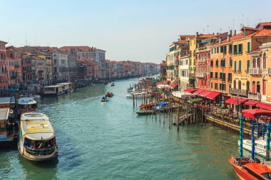 Venedik, İtalya - 15.03.2019: Canal Grande manzarası. Çeşitli tekneler 